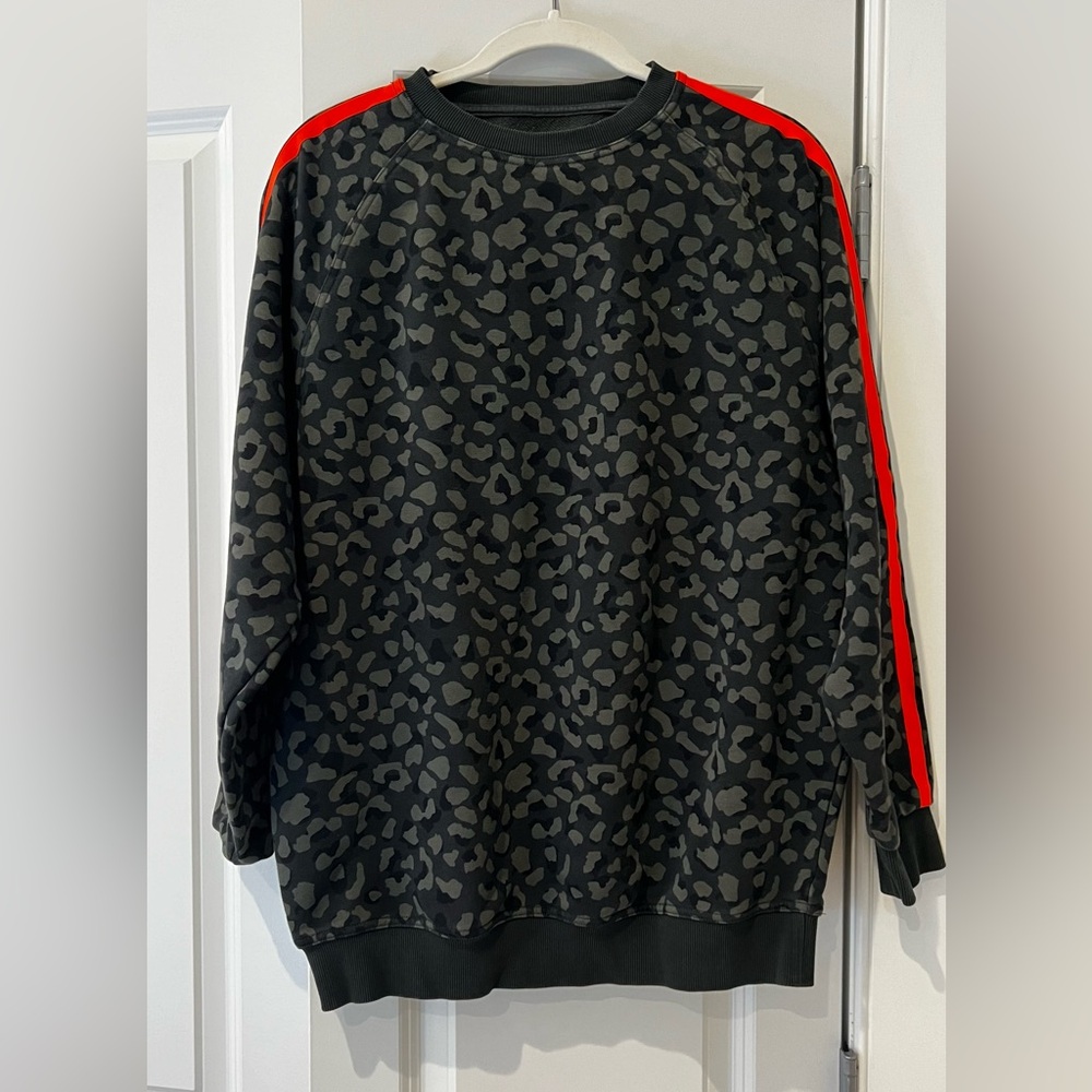 White Fox x Sarah’s Day Activewear camo crew neck sweatshirt size S